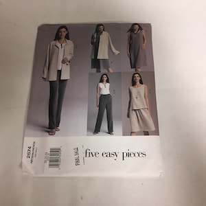 Op de afbeelding: Een naaipatroon voor vijf gemakkelijke kledingstukken. Het patroon omvat een jas, een jurk, een rok, een broek en een top. Het patroon is voor maten 20, 22 en 24.
