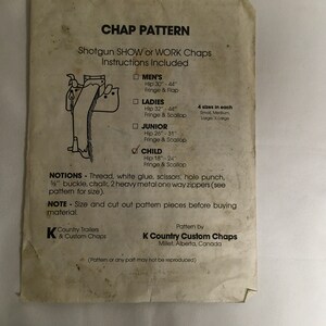 Op de afbeelding: Een zwart-wit patroon voor het maken van chaps, met instructies inbegrepen. Het patroon is voor heren-, dames-, junior- en kindermaten. Het patroon bevat franje- en scallop-details. Het patroon is voor shotgun show of werk chaps. Het patroon is van K Country Custom Chaps, Millet, Alberta, Canada.