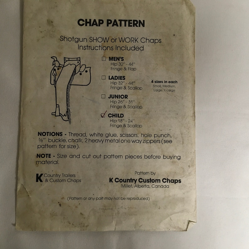 Op de afbeelding: Een zwart-wit patroon voor het maken van chaps, met instructies inbegrepen. Het patroon is voor heren-, dames-, junior- en kindermaten. Het patroon bevat franje- en scallop-details. Het patroon is voor shotgun show of werk chaps. Het patroon is van K Country Custom Chaps, Millet, Alberta, Canada.