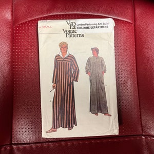 Op de afbeelding: Een vintage Vogue Patterns naaipatroon voor een lange robe. Het patroon is voor maat small en heeft twee verschillende stijlen robes. Het patroon is van de kostuum afdeling van de Lynden Performing Arts Guild.