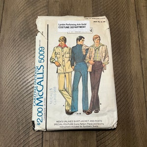 Op de afbeelding: Een vintage McCall's naaipatroon voor een ongevoerd overhemd-jack en broek voor heren. Het patroon is voor maat 5009 en klasse 068. Het patroon bevat instructies voor synthetisch suède.