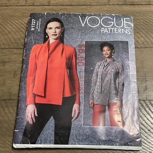 Könnte beinhalten: Vogue Patterns Schnittmuster V1727. Das Schnittmustercover zeigt eine Frau in einer roten Jacke und schwarzer Hose. Ein weiteres Bild zeigt eine Frau in einer grauen Jacke und roter Hose. Das Schnittmuster ist für die Größen 16-18-20-22-24.