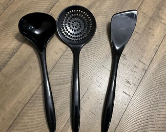Juego de 3 utensilios Hutzler de melamina negra: cucharón, espátula, volteador y espumadera. Utensilios de cocina vintage MOD 525 531 533.