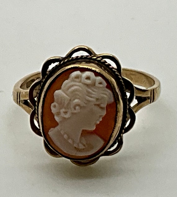 Vintage 9K Gold Cameo Shell Ring Classic Bezel Se… - image 2