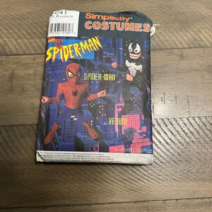 Op de afbeelding: Een Simplicity Costumes naaipatroon voor een Spider-Man en Venom kostuum. Het patroon bevat illustraties van de personages in hun iconische kostuums. Het patroonnummer is 241.