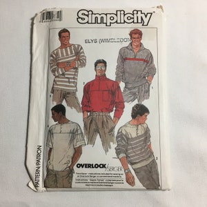 Könnte beinhalten: Simplicity-Schnittmuster für Herrenhemden und -pullover. Das Schnittmuster enthält Anweisungen für die Verwendung einer Overlock- oder einer Overlock-Nähmaschine. Das Schnittmuster trägt den Titel "Elys (Wimbledon)".