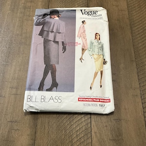 以下が含まれることがあります： ビル・ブラスによるドレスのヴィンテージヴォーグソーイングパターン。このパターンは上級者向けの縫製者向けで、スカートとジャケットの作り方の説明が含まれています。パターンの番号は1957です。