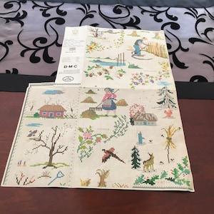 Peut inclure: Un diagramme de point de croix imprimé sur papier quadrillé présentant des motifs saisonniers, notamment une personne récoltant du blé, une personne ratissant du foin, une maison, des arbres, des animaux et des éléments floraux. Le diagramme inclut la marque D.M.C. et du texte.
