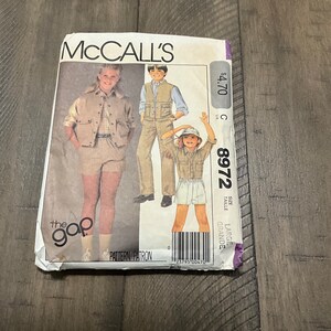 Op de afbeelding: McCall's naaipatroon nummer 8972 voor een grote kinderoutfit. Het patroon bevat een vest, shorts en een shirt. Het patroon is voor "The Gap" en kost $ 4,70.