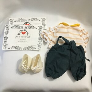 Vintage weiche Skulptur Puppe 16 " Outfit Kleidung Kleiderschrank grün insgesamt gelb gestreift Shirt Top Schuhe Geburt Adoption Zertifikat