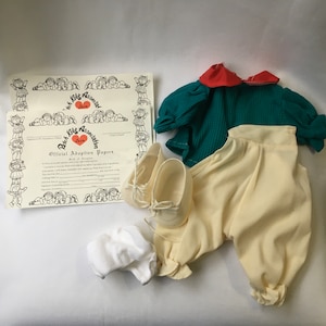 Vintage weiche Skulptur Puppe 16 " Outfit Kleidung Kleiderschrank weiße Hose Strampler Türkis Shirt Top Socken Schuhe Geburt Adoption Zertifikat