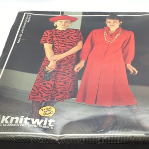 Op de afbeelding: Een vintage naai-patroon envelop met twee vrouwen die rode jurken dragen. De vrouw links draagt een rood-zwarte geprinte jurk met een rode hoed. De vrouw rechts draagt een effen rode jurk. De envelop heeft de tekst "Knitwit Sewing Classes Patterns Fabrics" en "I can sew that!"