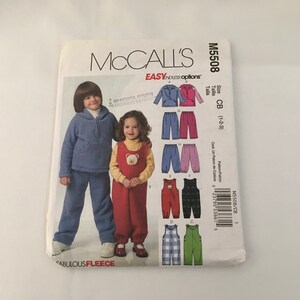 以下が含まれることがあります： 1〜2〜3歳の子供服の縫製パターンです。パターンには、フード付きスウェットシャツ、パンツ、オーバーオールが含まれています。パターンは「Fabulous Fleece」と呼ばれ、McCall's製です。