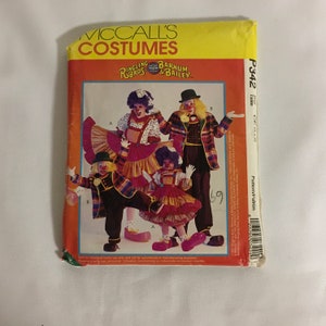 Peut inclure: Un patron de couture pour quatre costumes de clown, comprenant une femme, un homme et deux enfants. Le patron est pour Ringling Bros. et Barnum & Bailey. Le numéro du patron est P342.