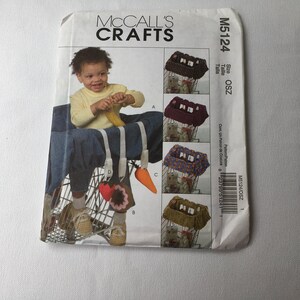 McCall’s Crafts 裁縫パターン ベビー食料品カートライナーハンドルカバー＆おもちゃ 野菜おもちゃ ぶら下げおもちゃ 取り付けおもちゃ 新品