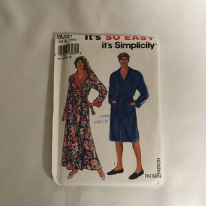 Könnte beinhalten: Ein Schnittmuster für eine Robe mit Blumenmuster und eine einfarbige blaue Robe. Das Muster ist von Simplicity und trägt die Aufschrift "It's So Easy, It's Simplicity".