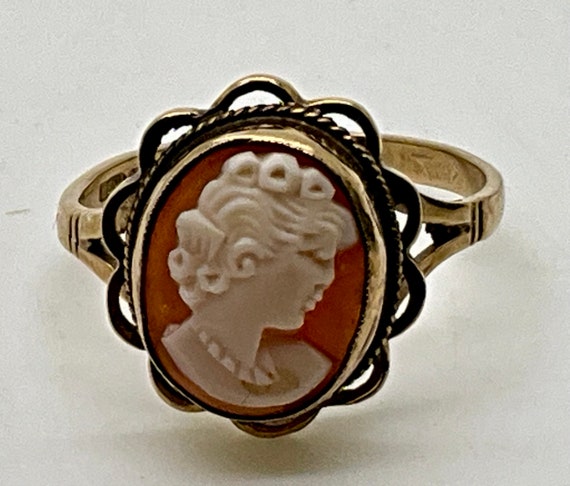 Vintage 9K Gold Cameo Shell Ring Classic Bezel Se… - image 1