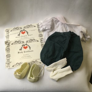 Vintage weiche Skulptur Puppe 16 " Outfit Kleidung Kleiderschrank grün Hose Strampler weiß Shirt Top Socken Schuhe Geburt Adoption Zertifikat