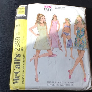 Könnte beinhalten: Vintage-Schnittmuster für eine Damen- und Junior-Wäschegarderobe. Das Schnittmuster umfasst drei verschiedene Stile: ein kurzes Nachthemd, ein langes Nachthemd und ein Nachthemd. Das Schnittmuster ist mit McCall's 2389 gekennzeichnet und für die Größen 16 und 38 mit einer Brustgröße von 85C.