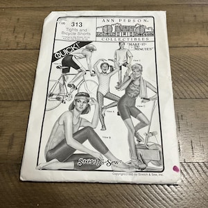 Könnte beinhalten: Vintage Schnittmuster für Strumpfhosen und Radlerhosen. Das Muster zeigt Illustrationen von Personen, die die Kleidungsstücke tragen, mit dem Text "QUICK!" und "MAKE-IT IN MINUTES". Das Muster stammt von Ann Person Collectibles.