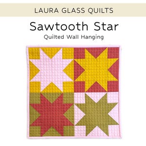 Puede incluir: Un tapiz de pared acolchado con un diseño de Estrella de Sierra. El diseño incluye estrellas en tonos rosa, amarillo, rojo y verde. Tamaño final: aproximadamente 40,6 x 40,6 cm.
