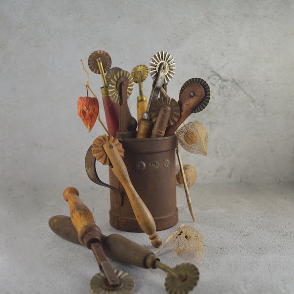 Vintage Gebäck-Crimper, rustikale Nudelschneider, Tortenrad, Food-Foto-Requisite