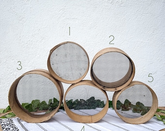Antieke bloemzifters, zeven van gebogen hout, vergiet van hout en gaas, fotorekwisieten voor eten