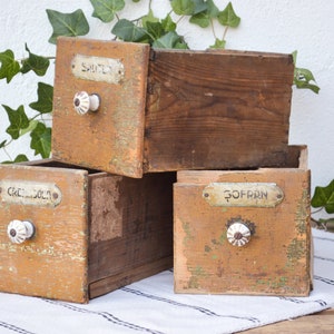 Vintage apotheker kabinet lades, kruidenier houten laden met porselein knoppen