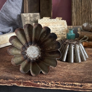 Accessori fotografici vintage per la cucina, stampi per budini scanalati e arrugginiti.