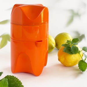 Vintage Orange Citrus Juicer – Retro Mid Century Plastic Lemon Squeezer