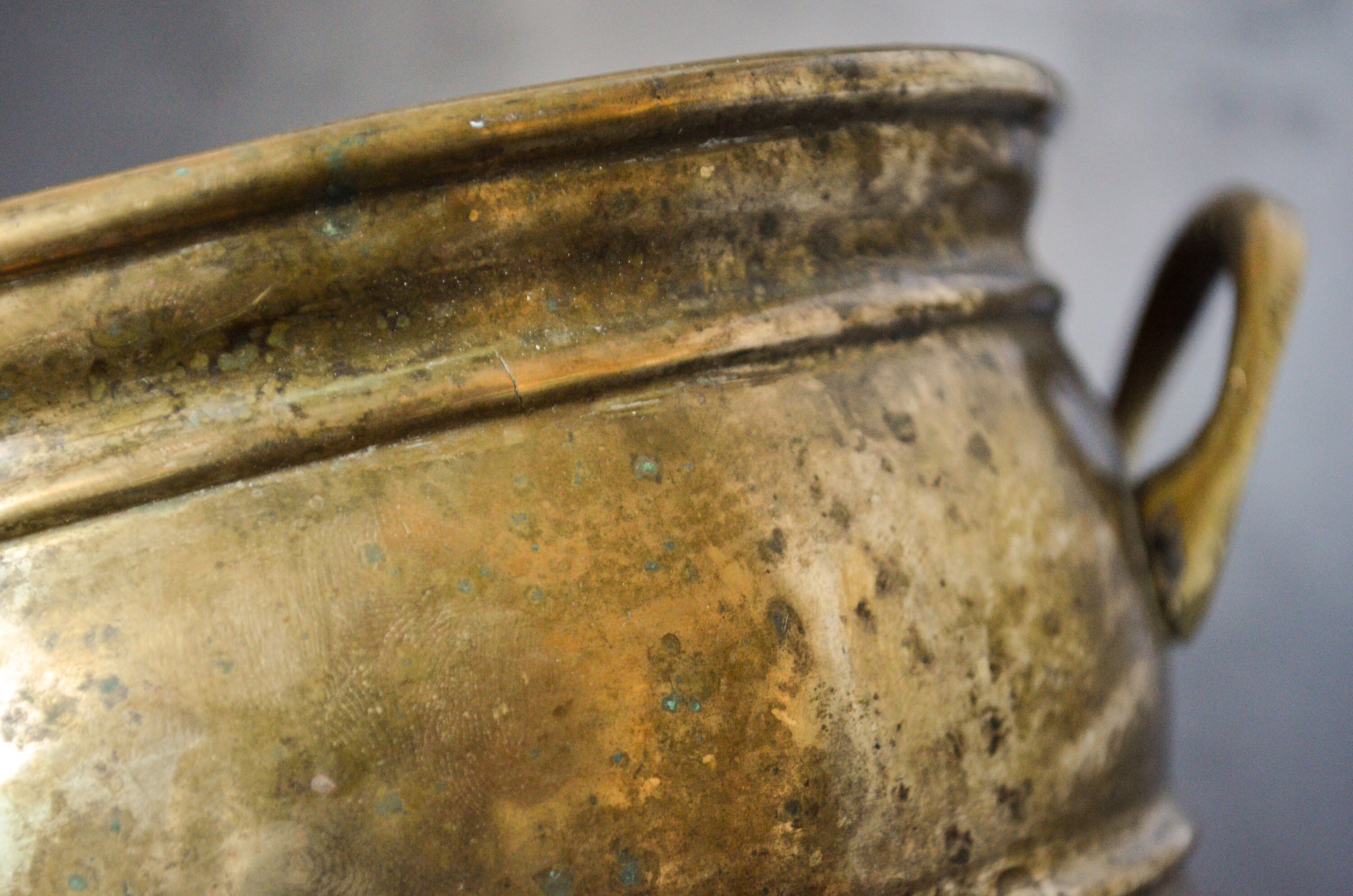 ヴィンテージの真鍮製ボウル（ハンドル 2 つ付き） - 気まぐれな写真