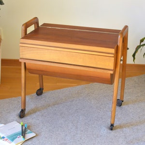 デンマークデザインの大型裁縫カート - 4輪脚付きミッドセンチュリーモダン編み物ボックス - 小型ベッドサイドテーブル