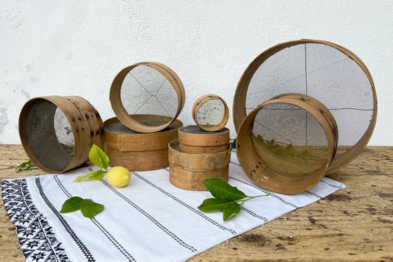 Antico setaccio per farina, setaccio in legno curvato, scolapasta in legno  e rete -  Italia