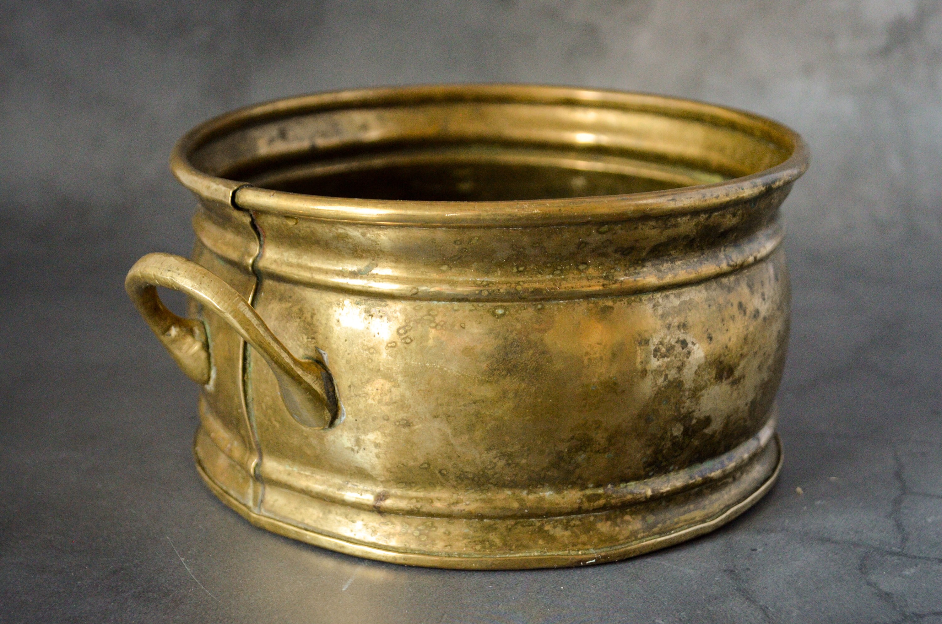 ヴィンテージの真鍮製ボウル（ハンドル 2 つ付き） - 気まぐれな写真