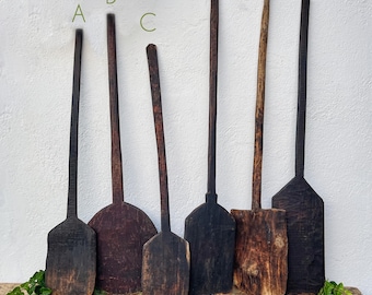 Palas de pan antiguas de madera quemada, auténticas palas de pizza primitivas