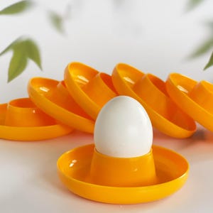 レトロなオレンジ色のプラスチック製エッグカップ：ミッドセンチュリーモダンの朝食セット（6個）