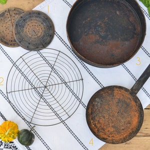 Ensemble d'accessoires photo vintage avec plaques de cuisson rouillés, grille de refroidissement et diffuseurs de chaleur