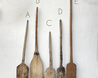Paletas de pan antiguas y primitivas, palas de pizza de madera, palas de pizza vintage, decoración rústica para cocinas y casas de campo.