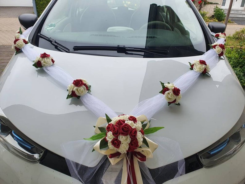 Autoschmuck Hochzeit , Girlande in V mit Organza Band und Blüten, Farbe nach Wunsch. Bordeauxrot