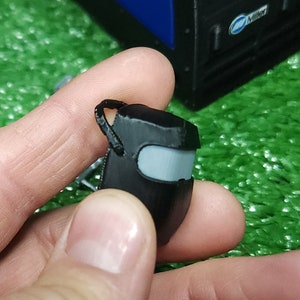 以下が含まれることがあります： グレーのバイザーが付いた黒いプラスチック製の溶接マスク。マスクは小さく、おもちゃのようです。