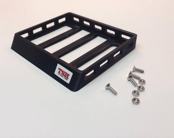 Puede incluir: Techo de metal negro con tres barras transversales y una pegatina TSH Off Road Hobby. El techo viene acompañado de seis tornillos y tuercas plateados.