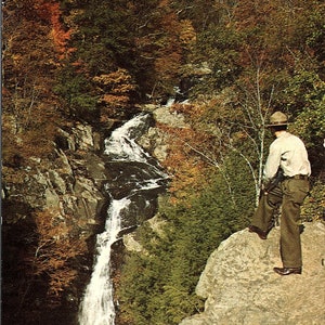 vintage Carte postale non postale Whiteoak Falls avec Ranger Shenandoah National Park Virginia VA 30 Mirro-Krome H.S. Crocker Virginia Sky-Line Co.