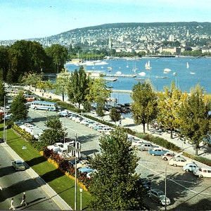 Vintage unposted Postal Street Scene Classic Cars Sailboats Lake Zurich Suiza Z 5029 Verlag Beringer & Pampaluchi AG 8027
