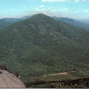 VTG Cartão postal não postado com topo plano Picos de dentes afiados de Otter Blue Ridge Parkway Bedford Virginia VA C.H. Ruth P9346 Plasticchrome Vendas Gerais