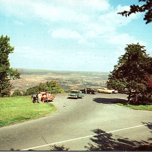 Cartão postal vintage não postado Carros clássicos com vista para o horizonte Drive Front Royal Virginia VA Lewis E. Allen P19402 Plastichrome A.J. Simonpietri