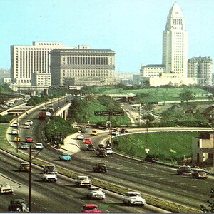 Cartão postal vintage não postado Hollywood Freeway Carros clássicos Los Angeles LA Califórnia CA L-28 7C-K2755 Curteichcolor Western Publishing Novidade