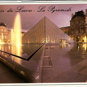 Vintage Publicado Postal Museo del Louvre La Pirámide al atardecer Napoleon Court Paris France FR J.C. N'Diaye Imapress Lyna Abeille Cartes 1737