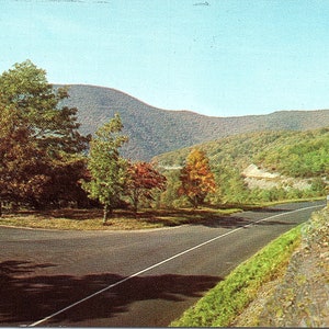 Cartão postal vintage não postado Skyline Drive Blue Ridge Mountains Parque Nacional de Shenandoah Virgínia VA Plastichrome C.H. Ruth P19408 Simonpietri