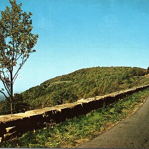 Cartão postal vintage não postado Skyline Drive Blue Ridge Mountains Parque Nacional de Shenandoah Virgínia VA Plastichrome A.J. Simonpietri Jr.