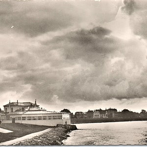 Vintage Posted Postcard Piękna latarnia morska Cuxhaven Niemcy i pawilon morski Czarno-biały Fotokartenverlag Paul Rudolph